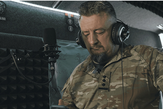 Герой України заспівав щемливу пісню для сина у проєкті "Фронтова студія"